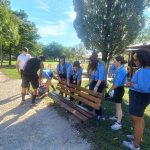 Scout in azione per rimuovere i braccioli divisori dalle panchine